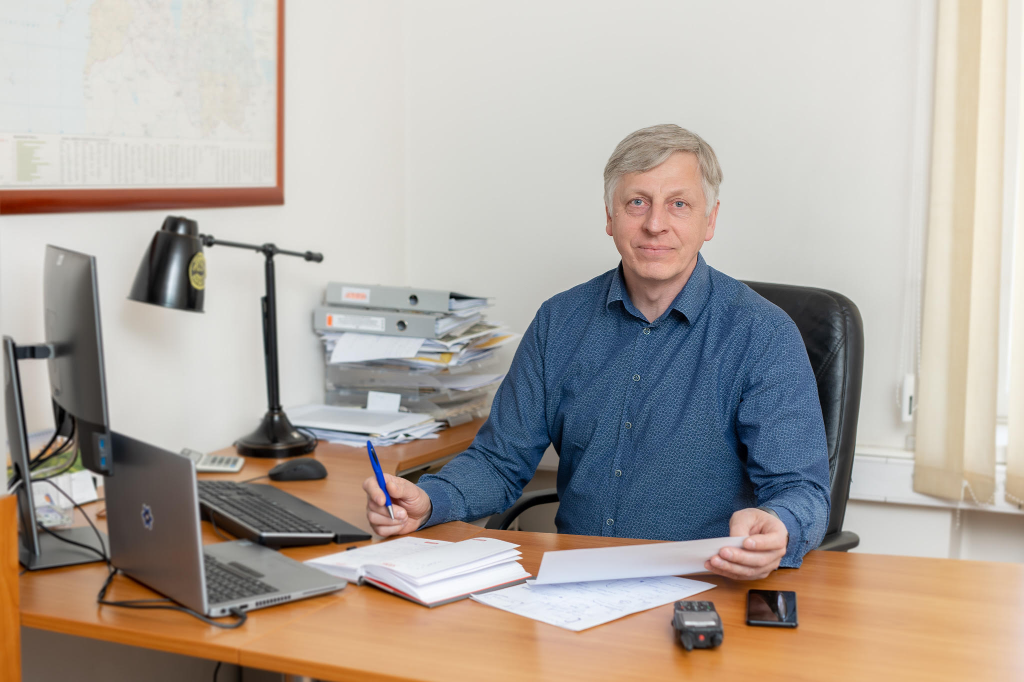 Oma ametialal peab Tohv kõige olulisemaks inimeste valmidust meeskonnana panustada. Foto on tehtud Võru linnavalitsuses, mil Raul Tohv oli ametis Võru abilinnapeana majandusalal. Foto: AIGAR NAGEL